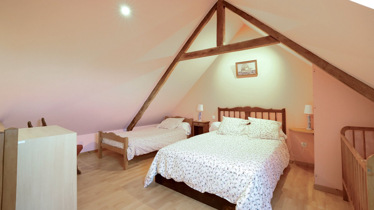 Photo of Bedroom in Cast