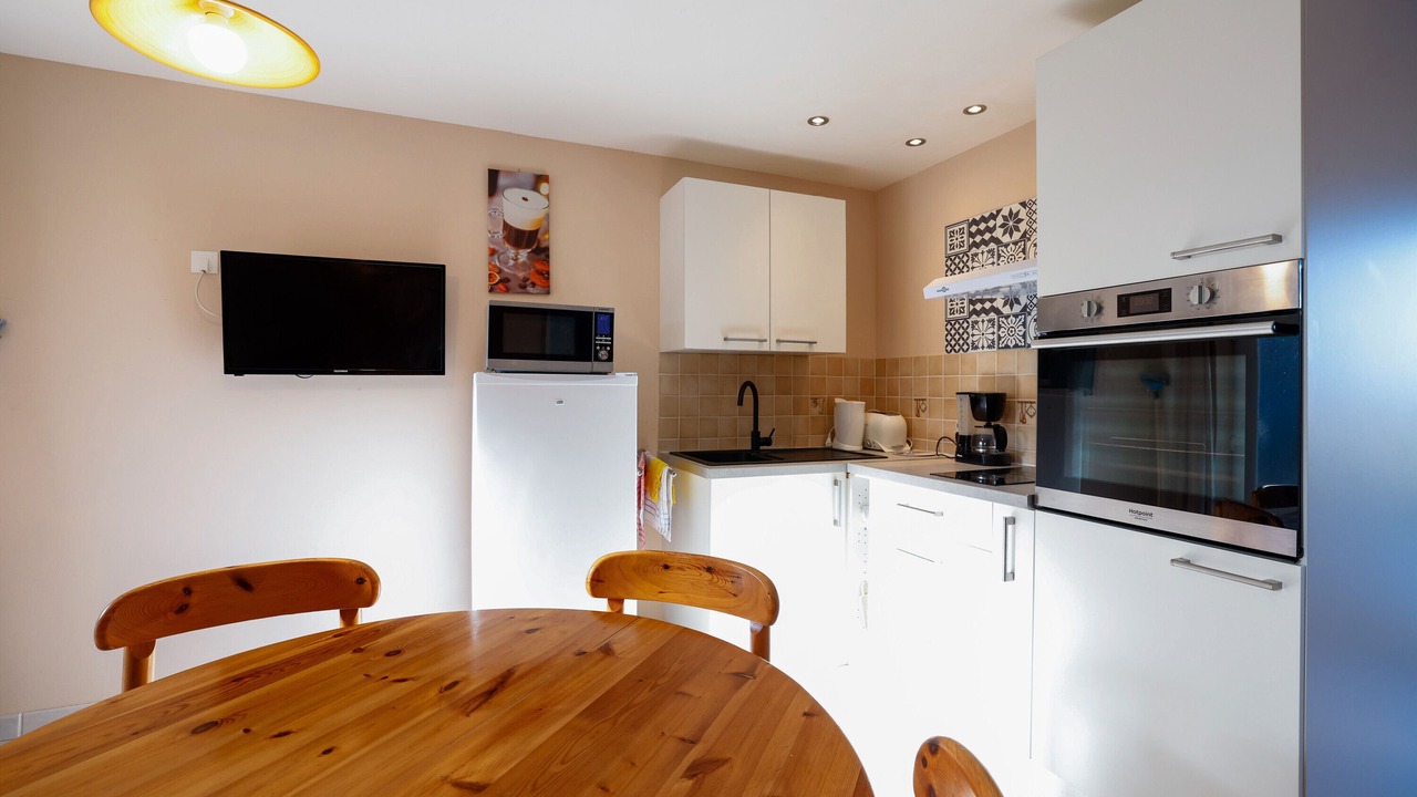 Photo of Kitchen in Cast
