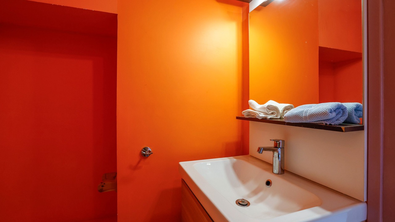 Photo of Bathroom in Cast