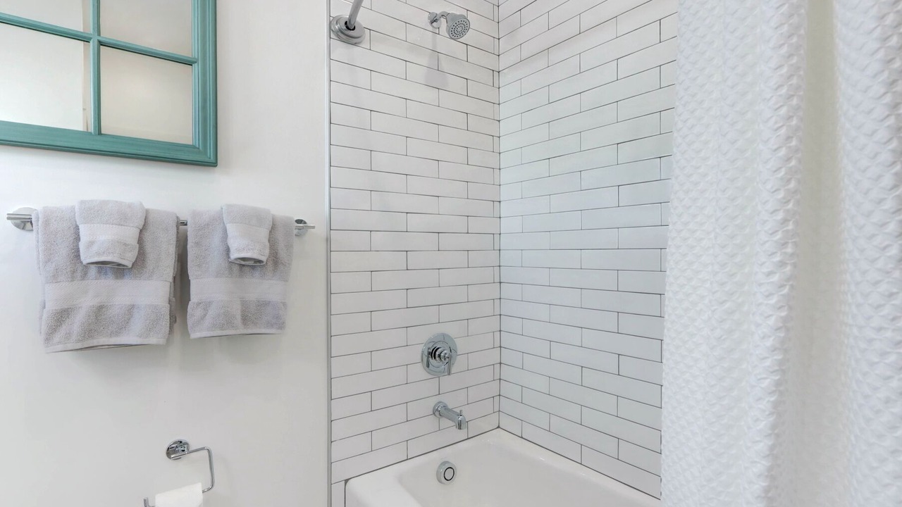 Photo of Bathroom in Thunderbolt