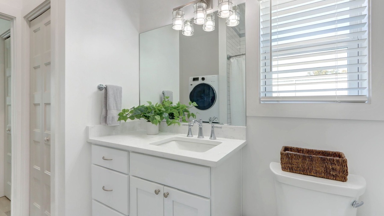 Photo of Bathroom in Thunderbolt