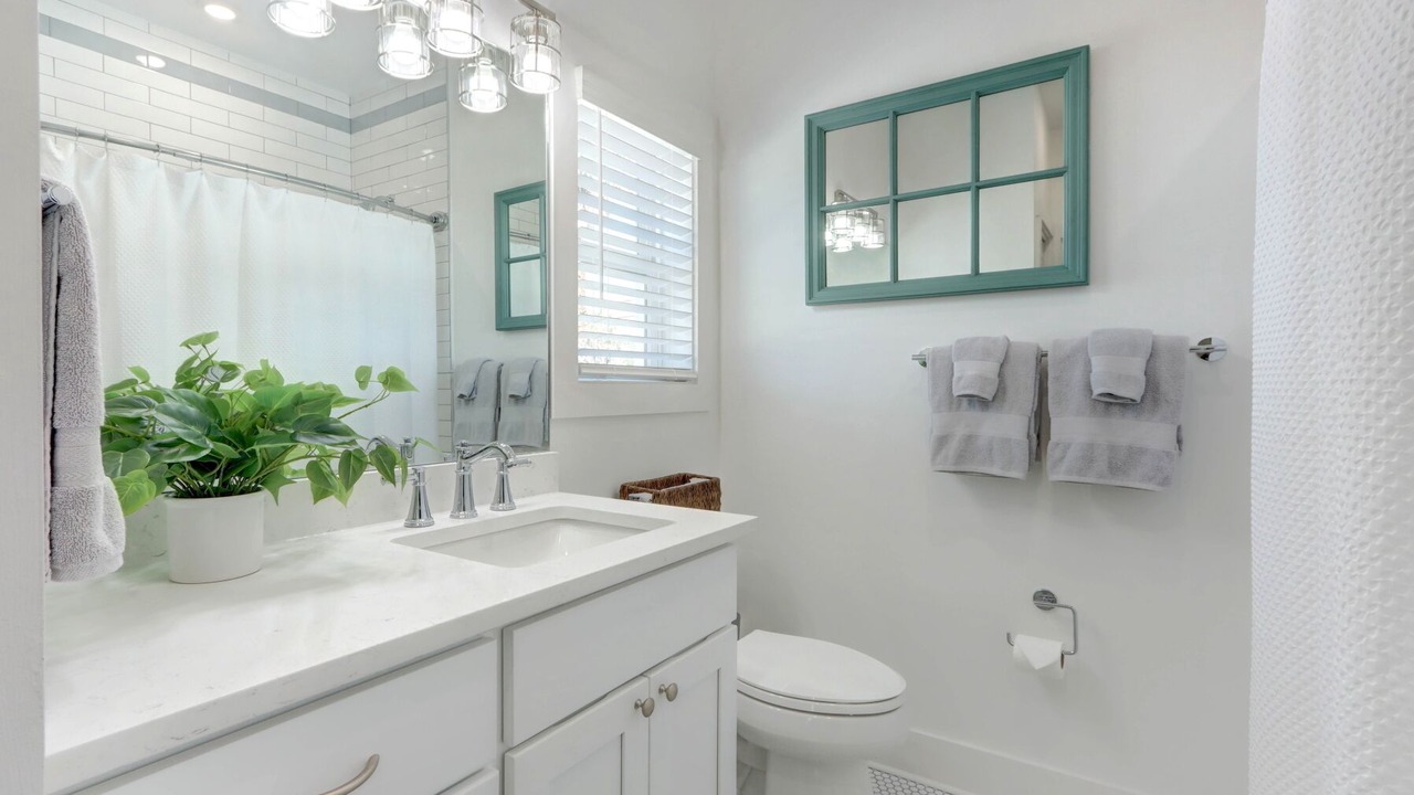 Photo of Bathroom in Thunderbolt