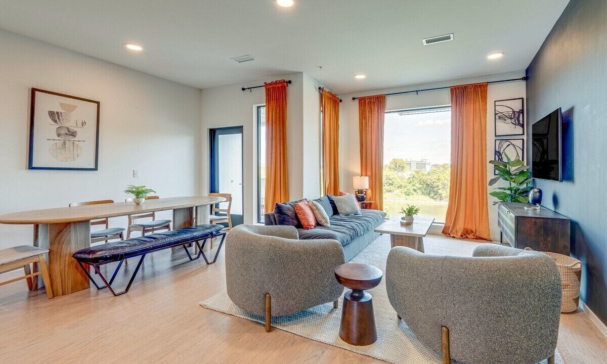 Photo of Livingroom in North Capitol