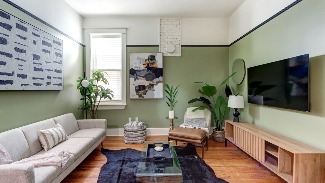 Photo of Livingroom in Old West Broad Neighborhood