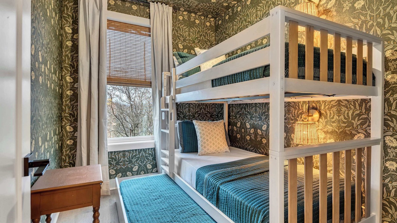 Photo of Bedroom in Hurwood Heights