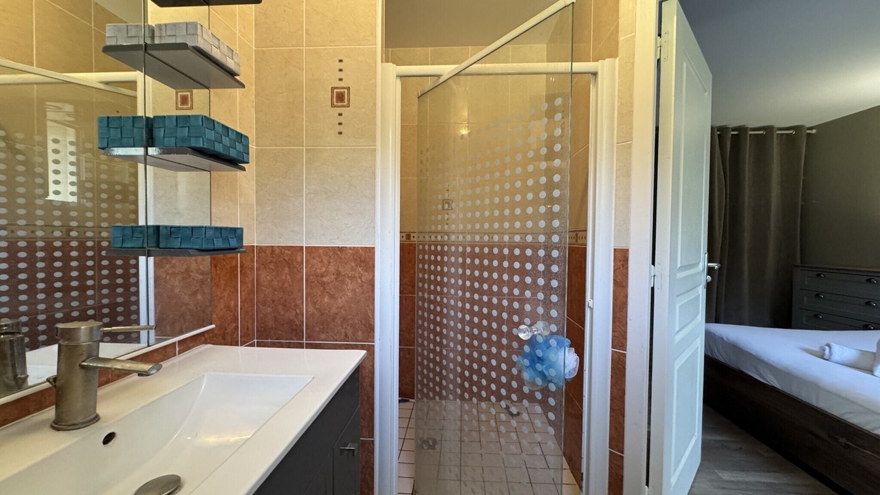 Photo of Bathroom in Montfort-le-Gesnois