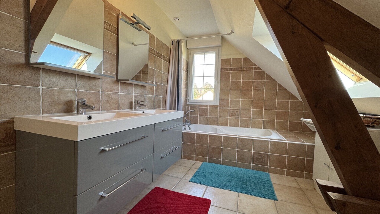 Photo of Bathroom in Montfort-le-Gesnois