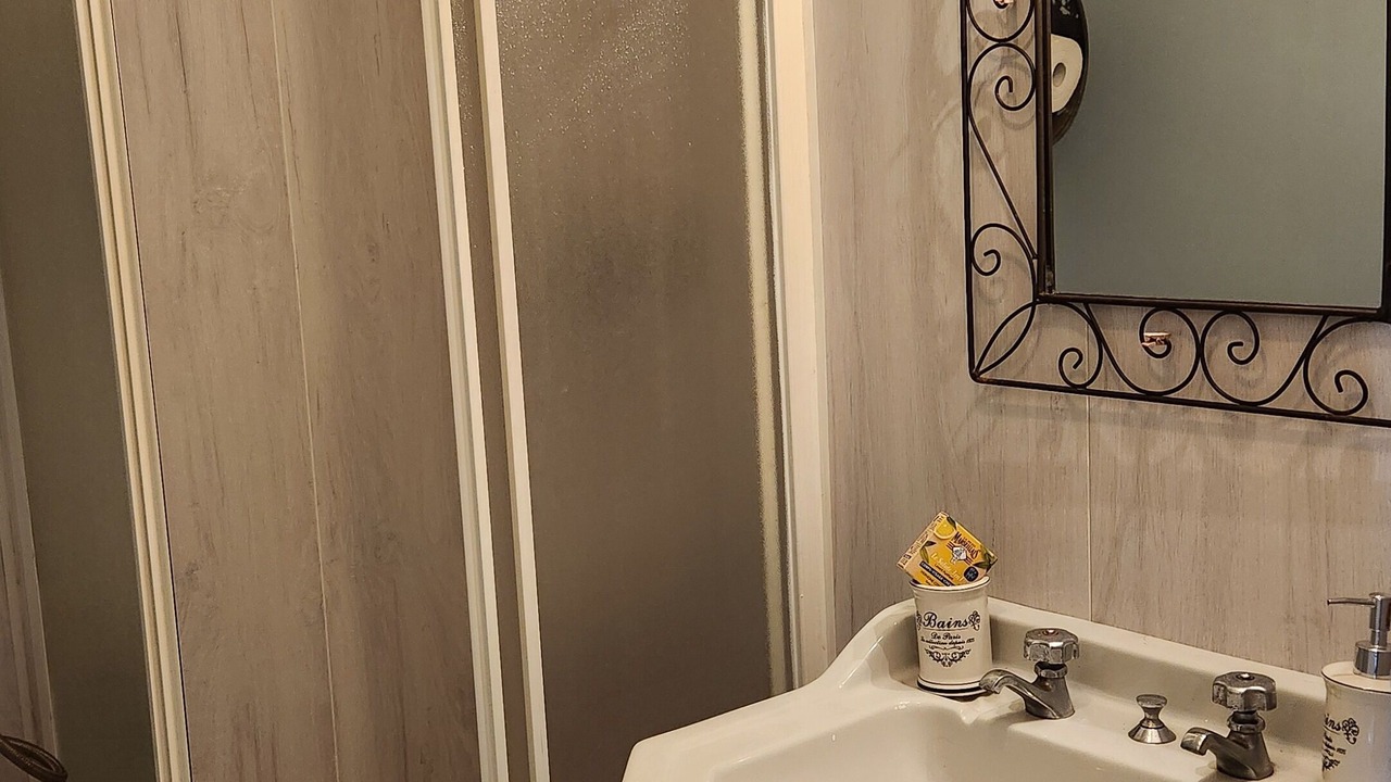 Photo of Bathroom in Saint-Aubin-de-Locquenay