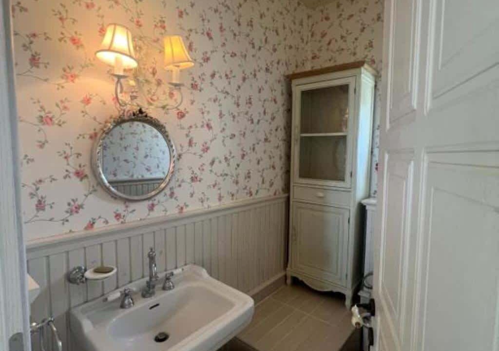 Photo of Bathroom in Drama