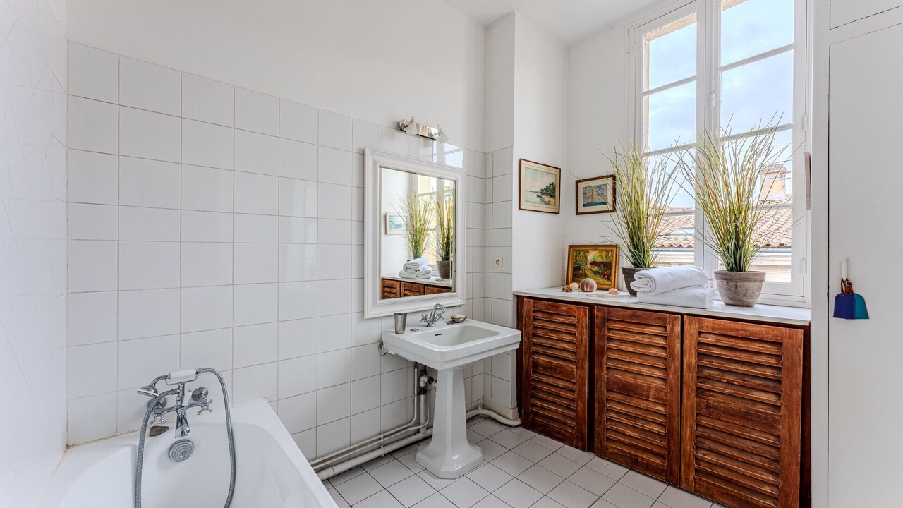 Photo of Bathroom in Bordeaux City Centre