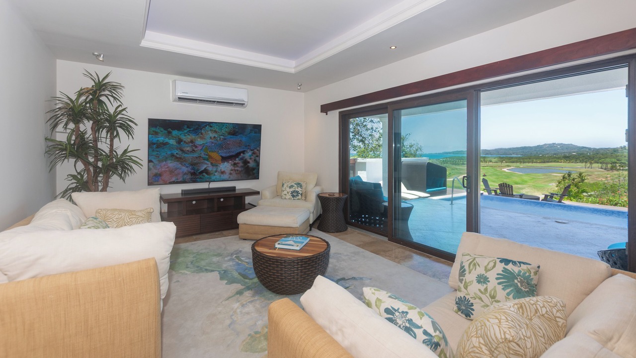 Photo of Livingroom in Pristine Bay