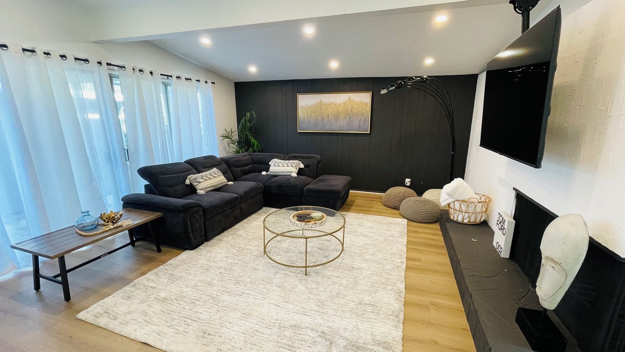 Photo of Livingroom in Reseda
