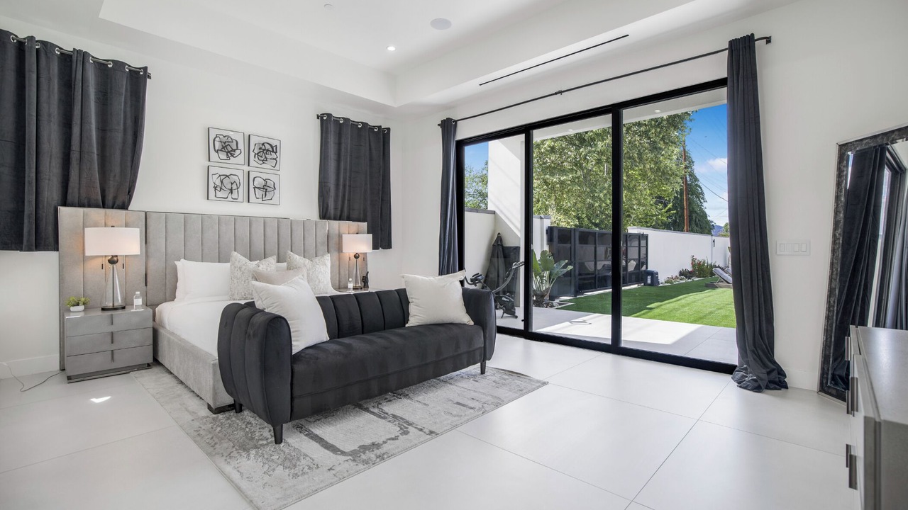 Photo of Livingroom in Woodland Hills