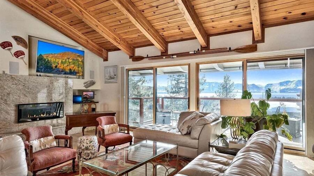 Photo of Livingroom in Round Hill Village