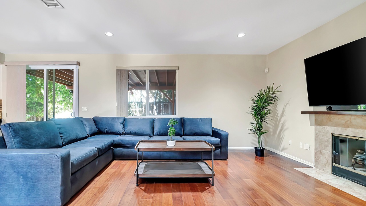 Photo of Livingroom in Tarzana