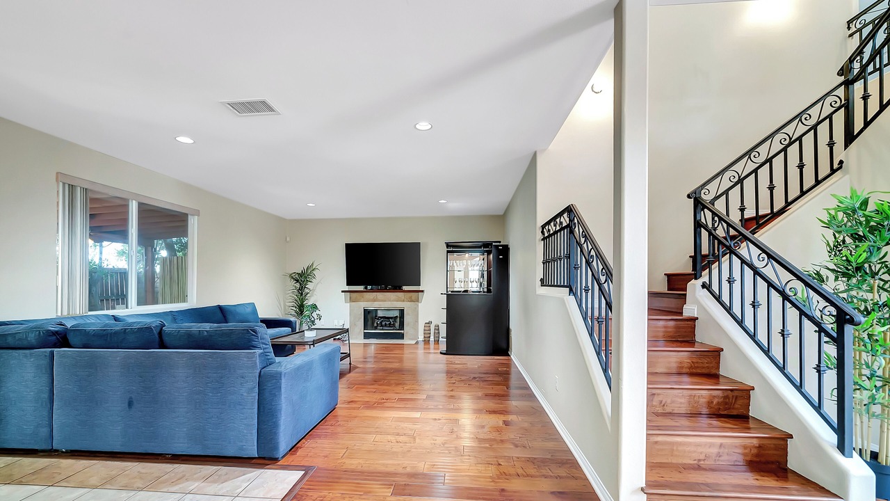 Photo of Livingroom in Tarzana