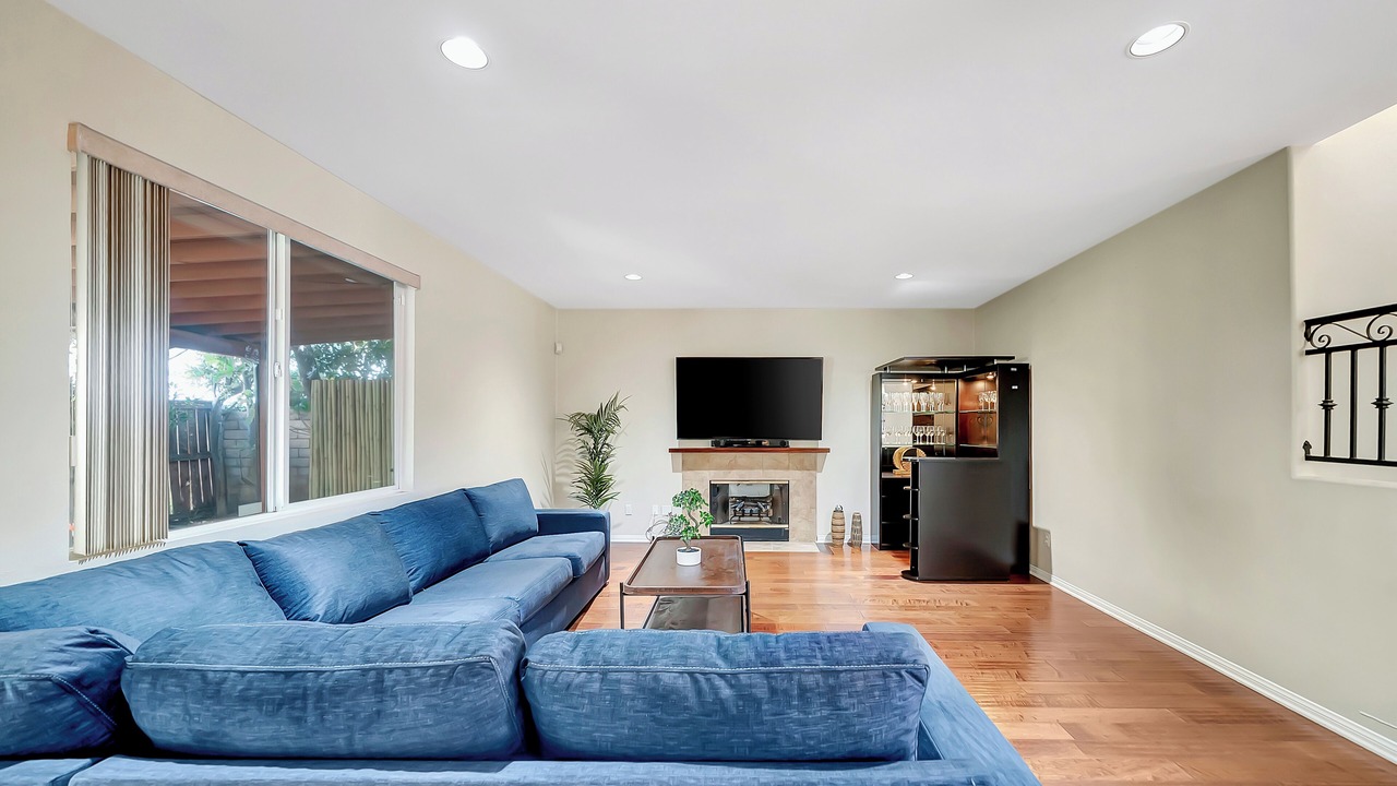 Photo of Livingroom in Tarzana
