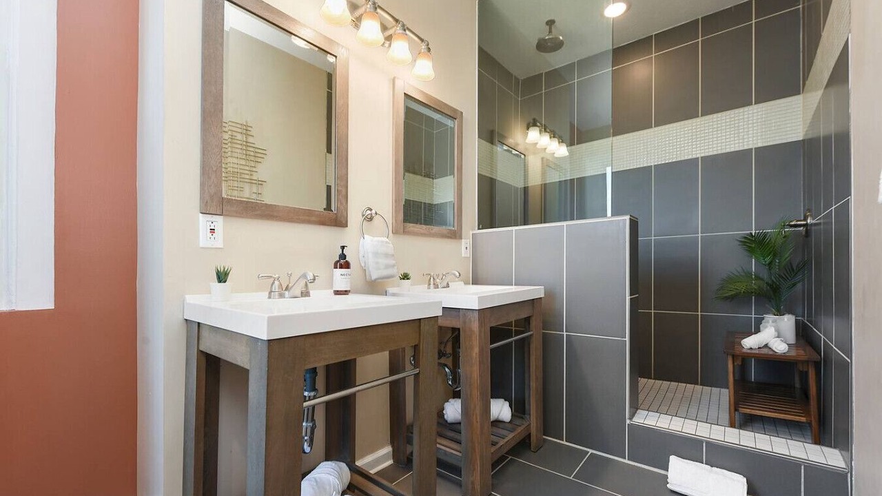 Photo of Bathroom in Lower Lawrenceville