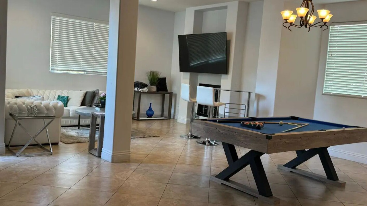 Photo of Livingroom in Tarzana