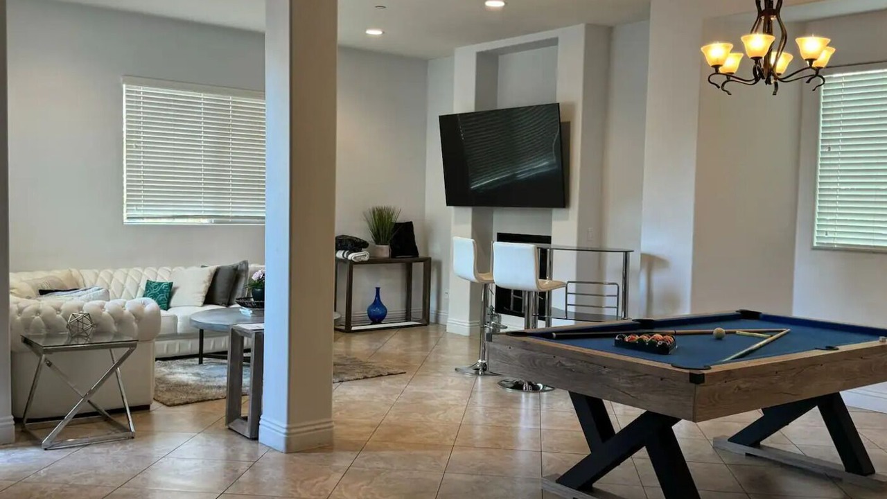 Photo of Livingroom in Tarzana
