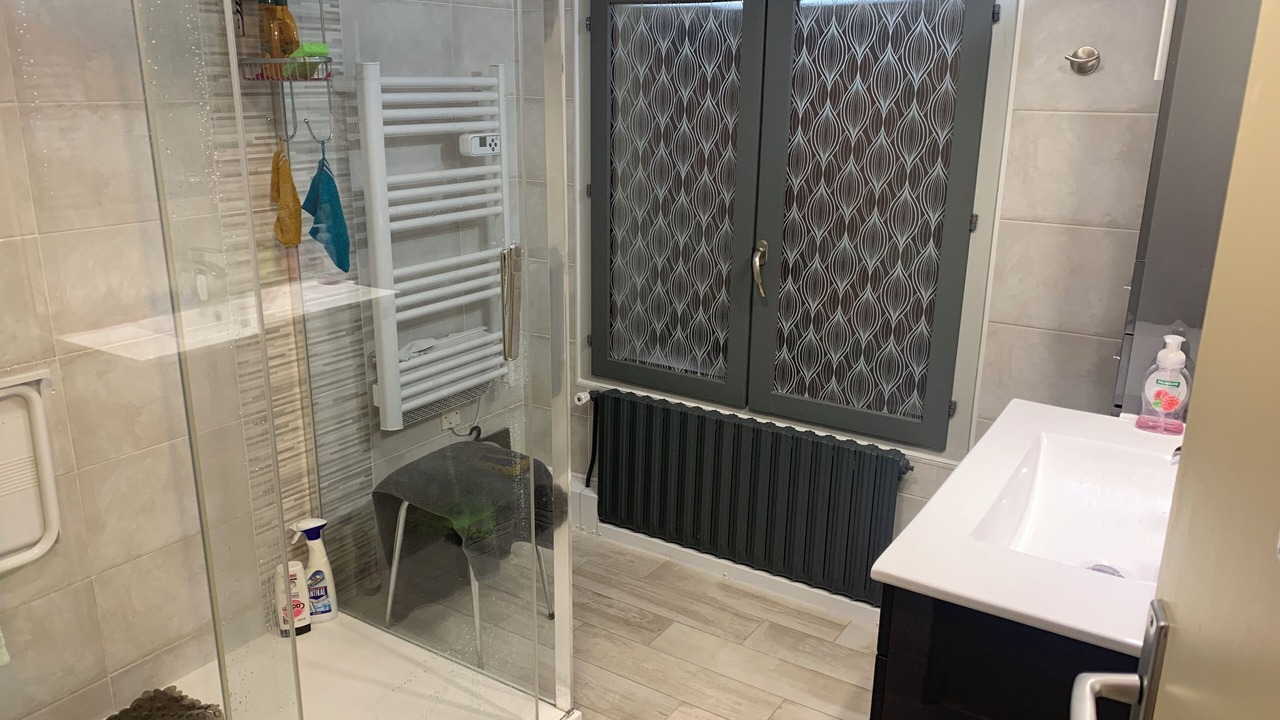 Photo of Bathroom in Pin - Vert Galant