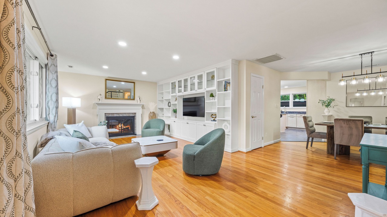 Photo of Livingroom in Alexandria West