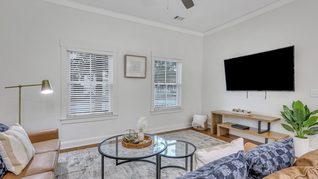 Photo of Livingroom in Old West Broad Neighborhood