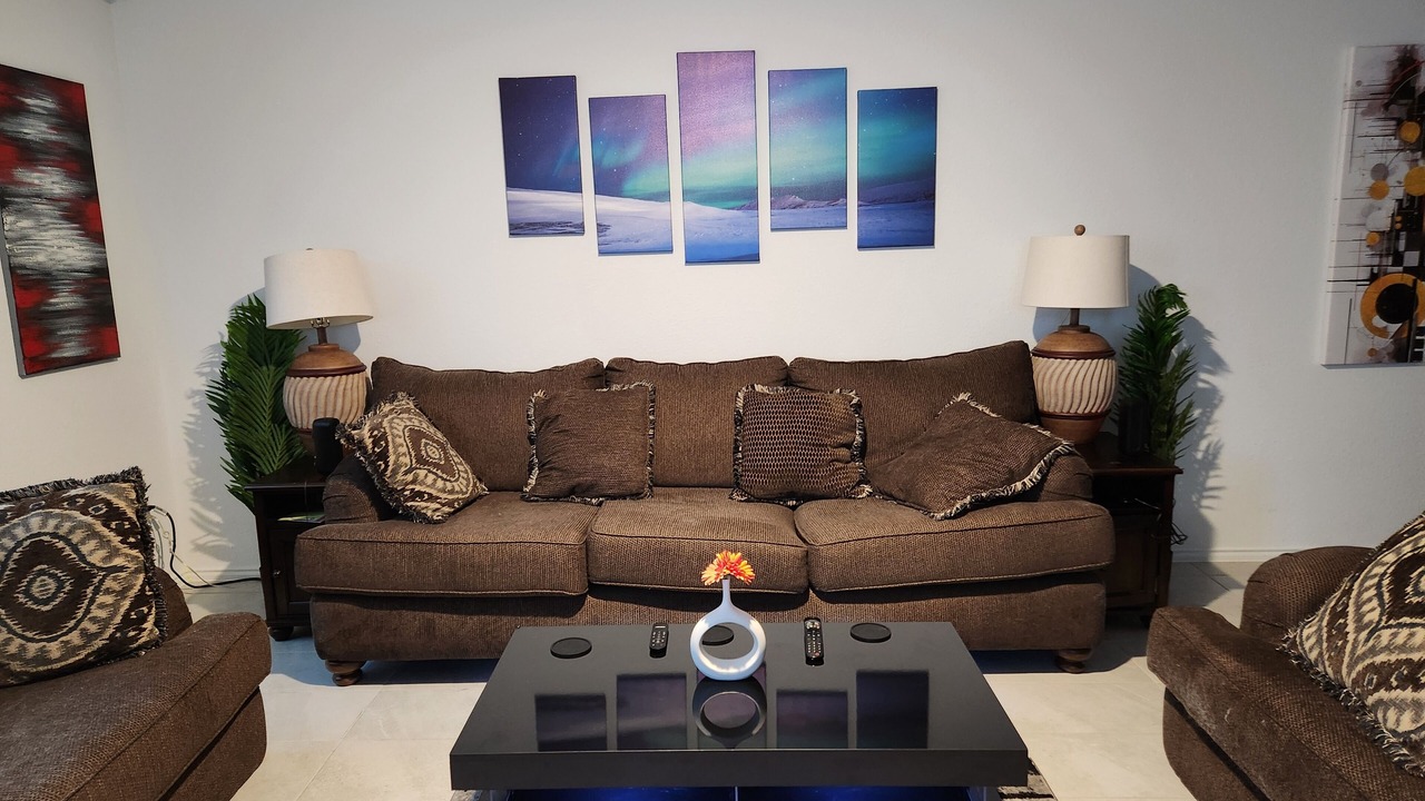 Photo of Livingroom in Hutchins