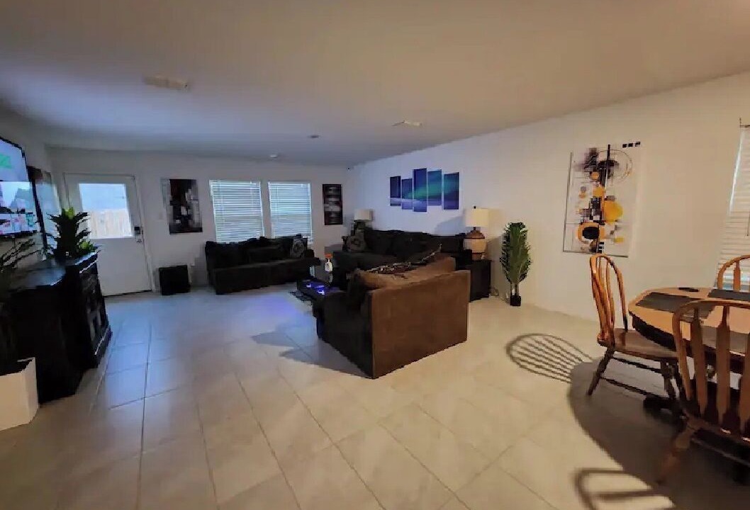 Photo of Livingroom in Hutchins