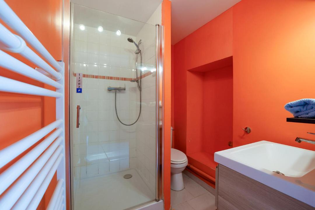 Photo of Bathroom in Cast