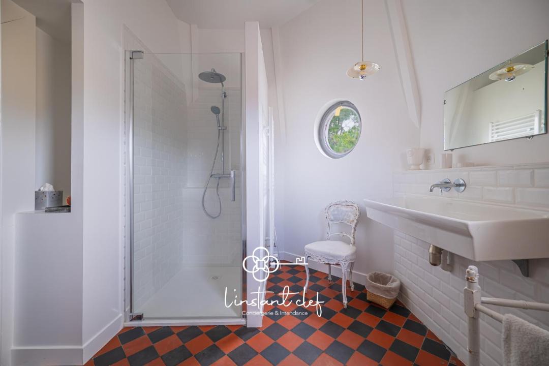 Photo of Bathroom in Bollee