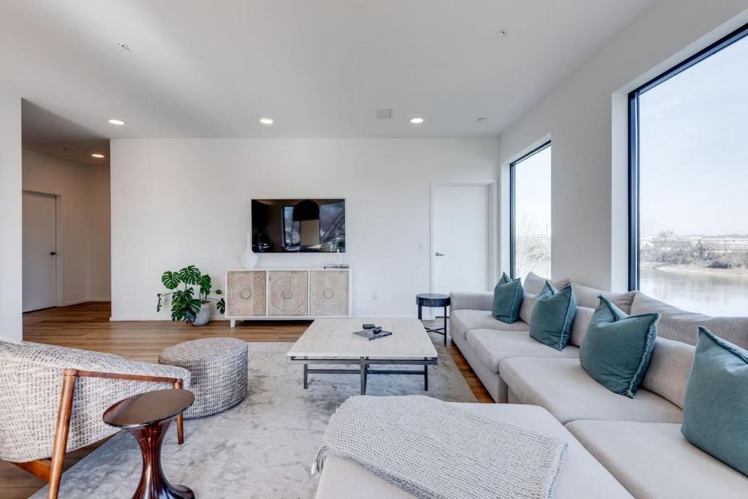 Photo of Livingroom in North Capitol