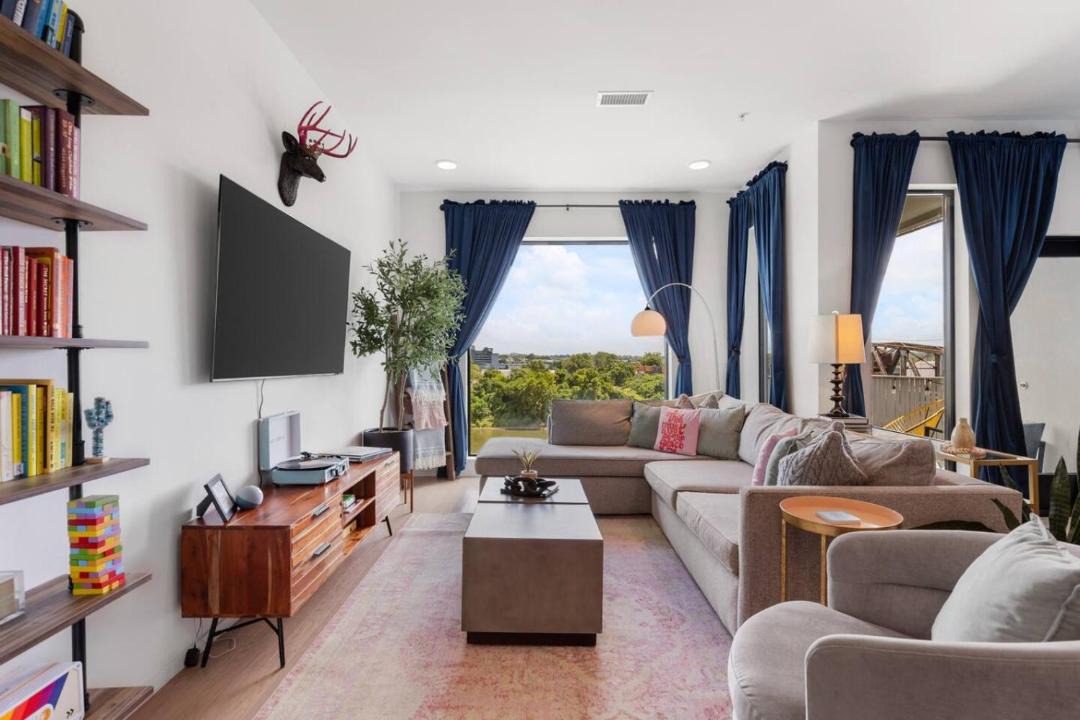 Photo of Livingroom in North Capitol