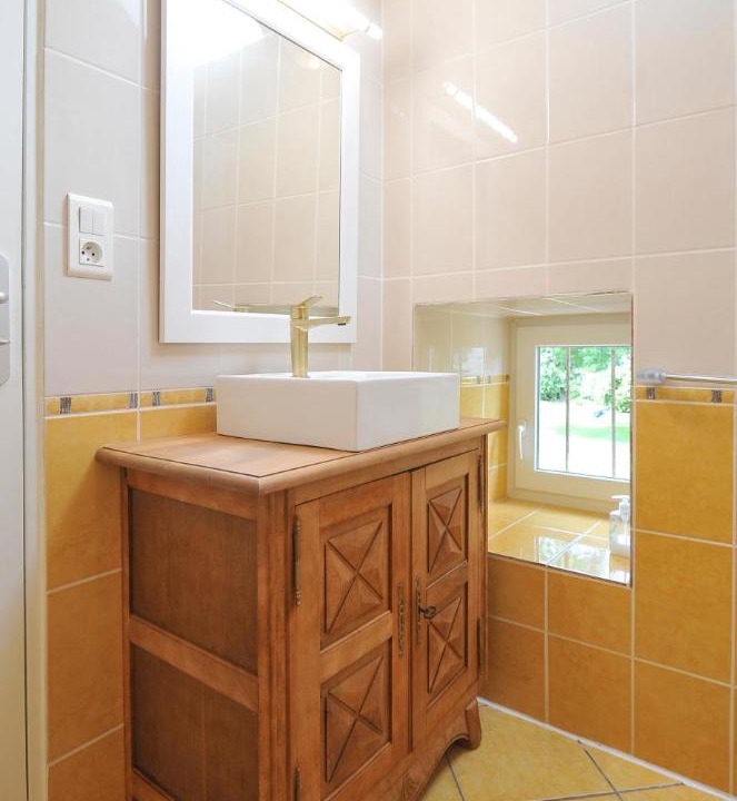 Photo of Bathroom in Lennon