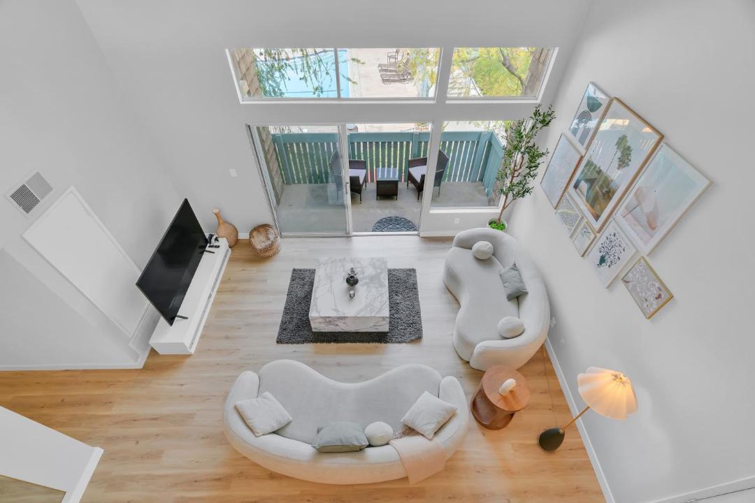 Photo of Livingroom in Tarzana