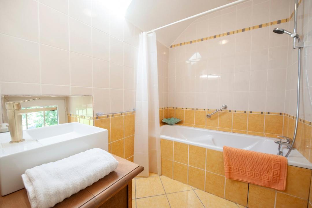 Photo of Bathroom in Lennon