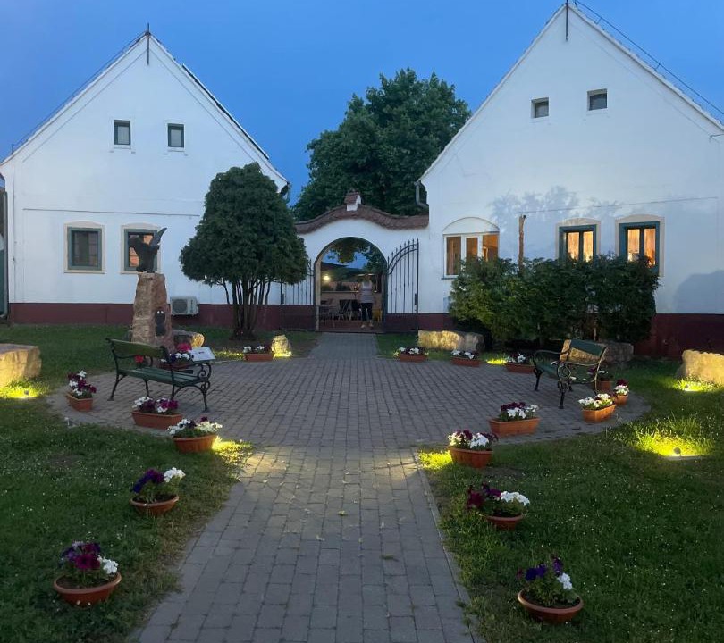 Photo of Others in Szolad
