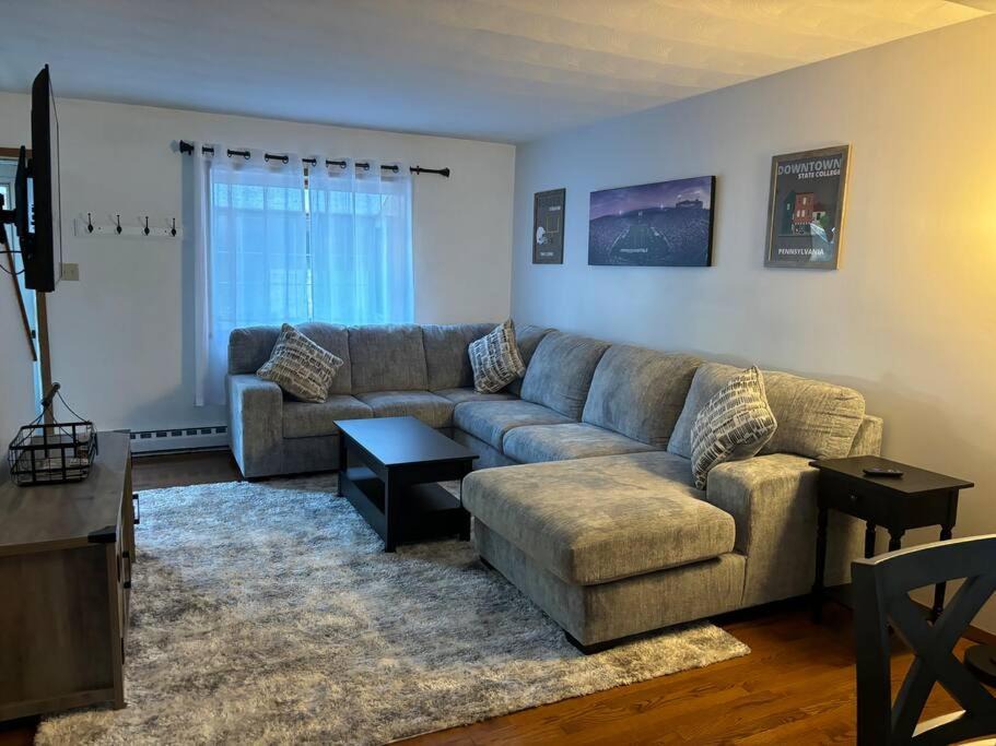 Photo of Livingroom in State College