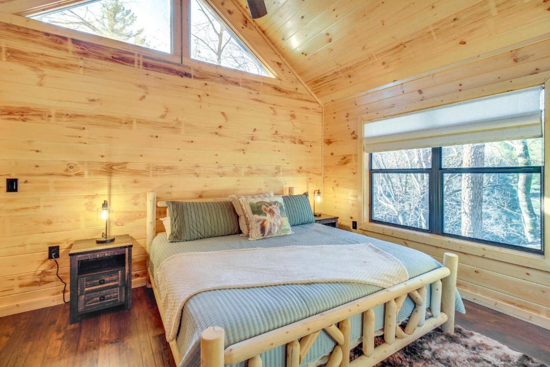 Photo of Bedroom in Walnut Mountain