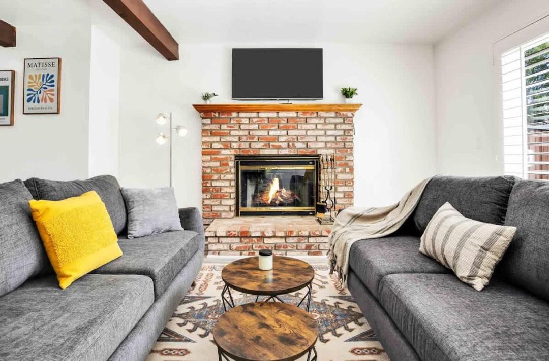 Photo of Livingroom in Reseda