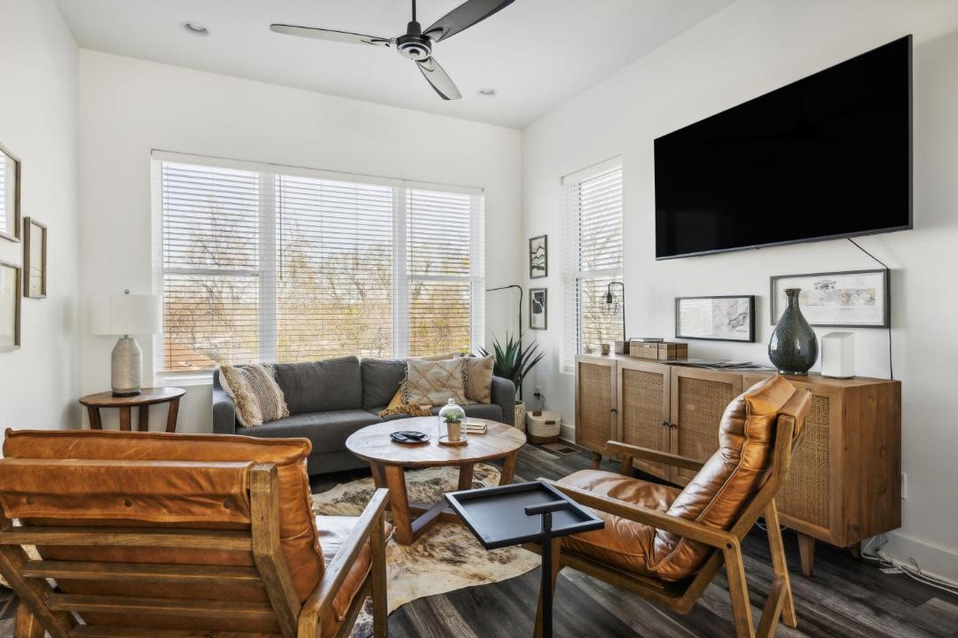 Photo of Livingroom in Hurwood Heights