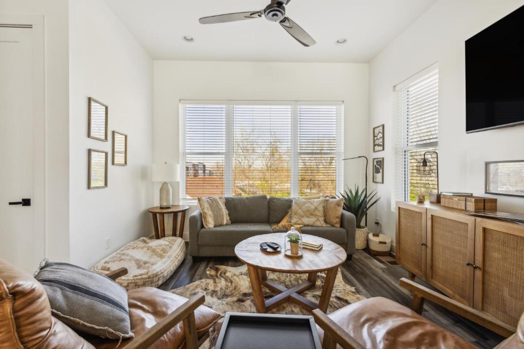 Photo of Livingroom in Hurwood Heights