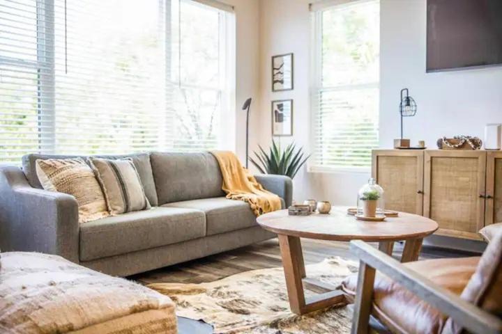 Photo of Livingroom in Hurwood Heights