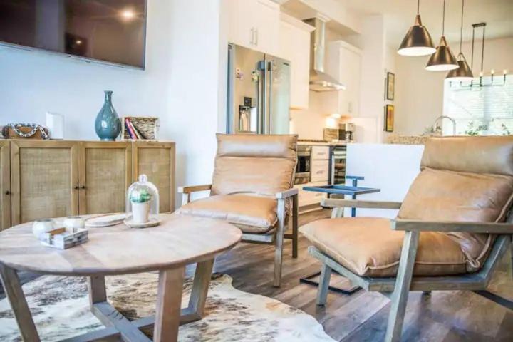 Photo of Livingroom in Hurwood Heights