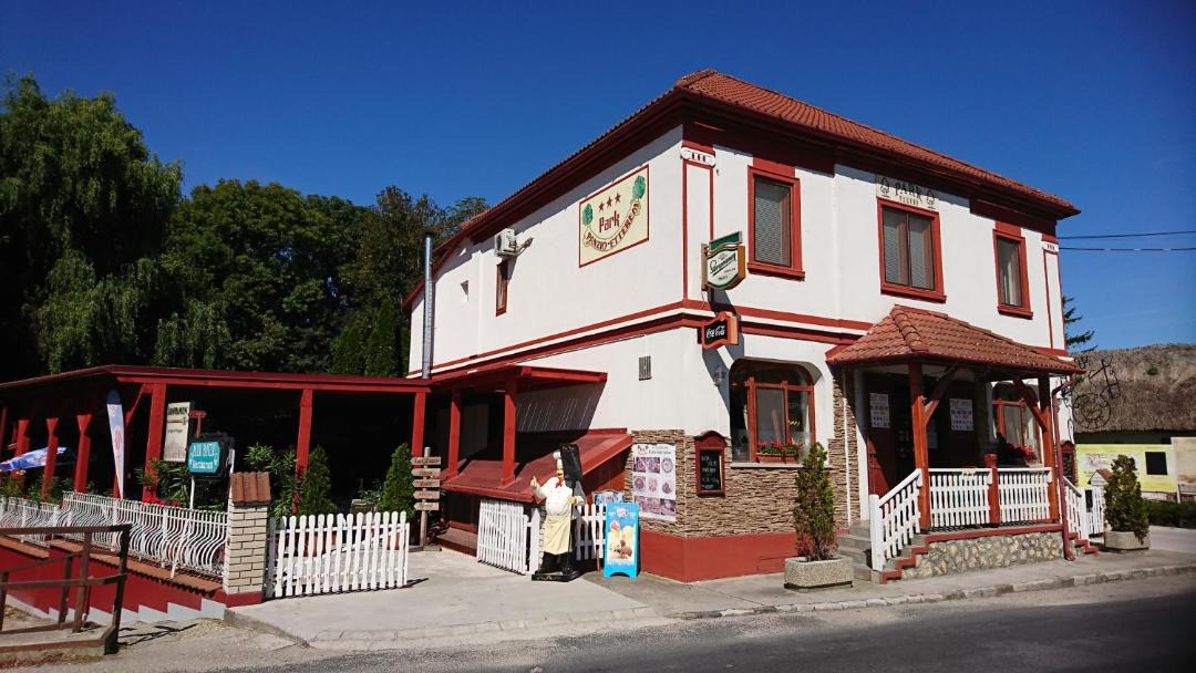 Photo of Others in Hedervar