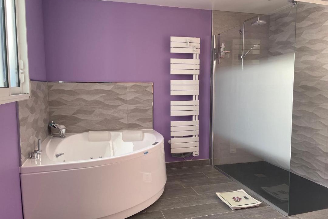 Photo of Bathroom in Pin - Vert Galant