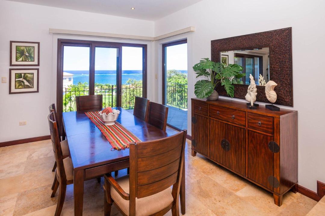 Photo of Livingroom in Pristine Bay