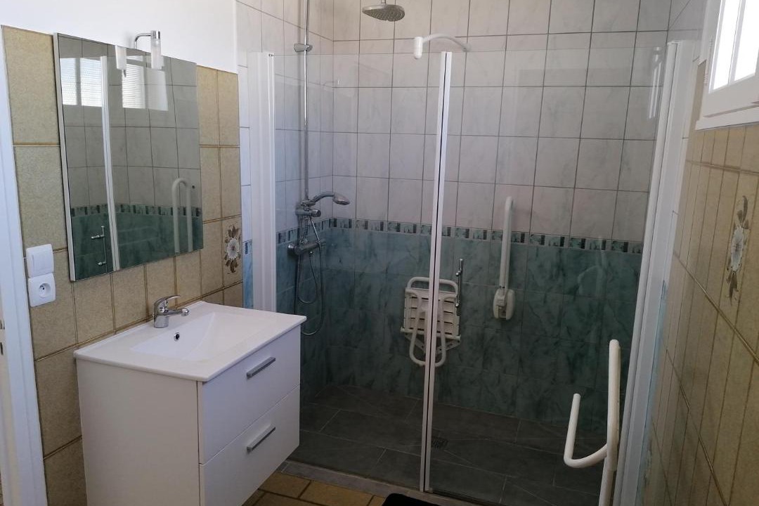 Photo of Bathroom in Savigne-lʼEveque