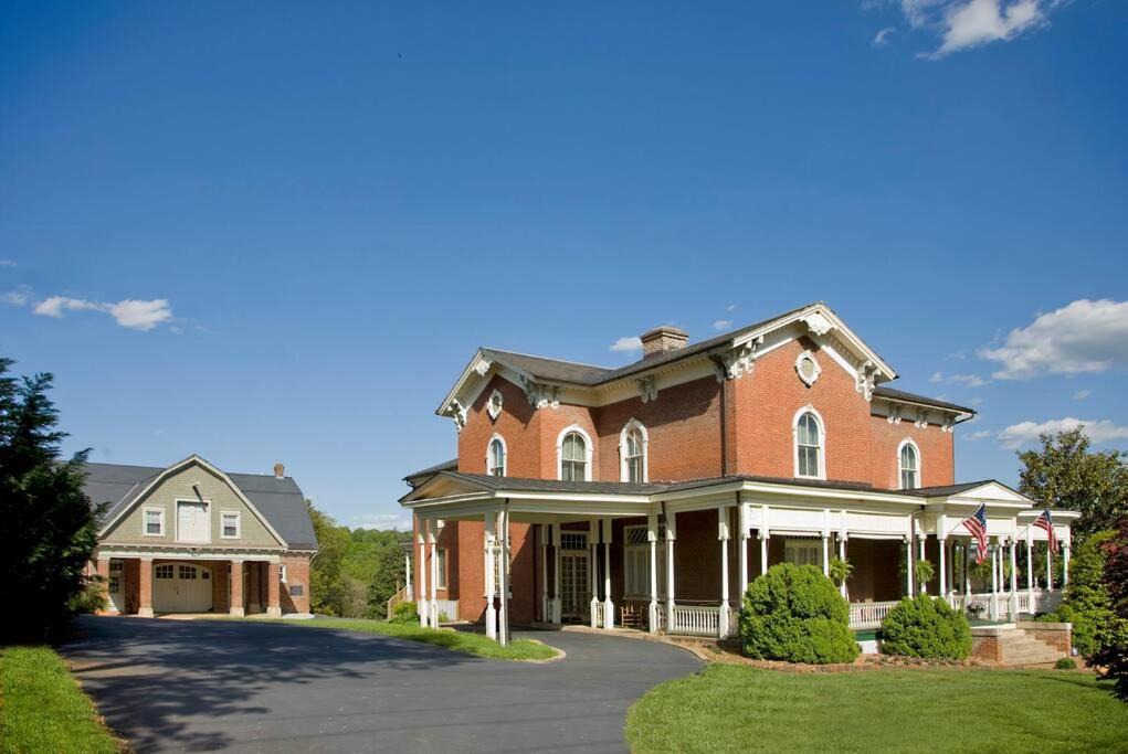 Photo of Buildings in Daniels Hill