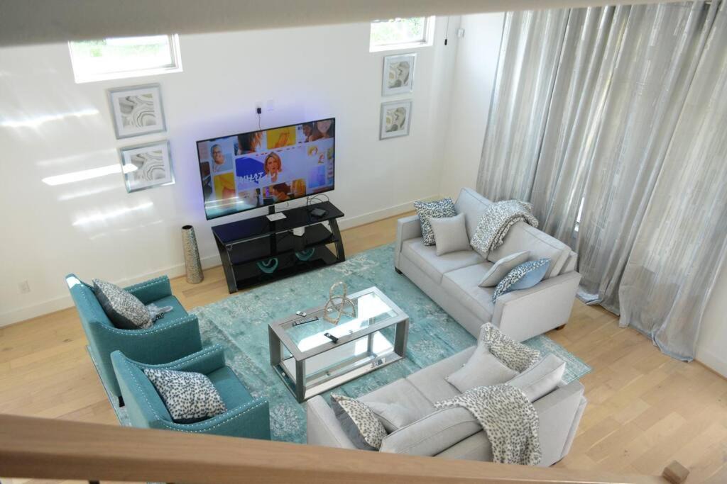 Photo of Livingroom in South Central Houston